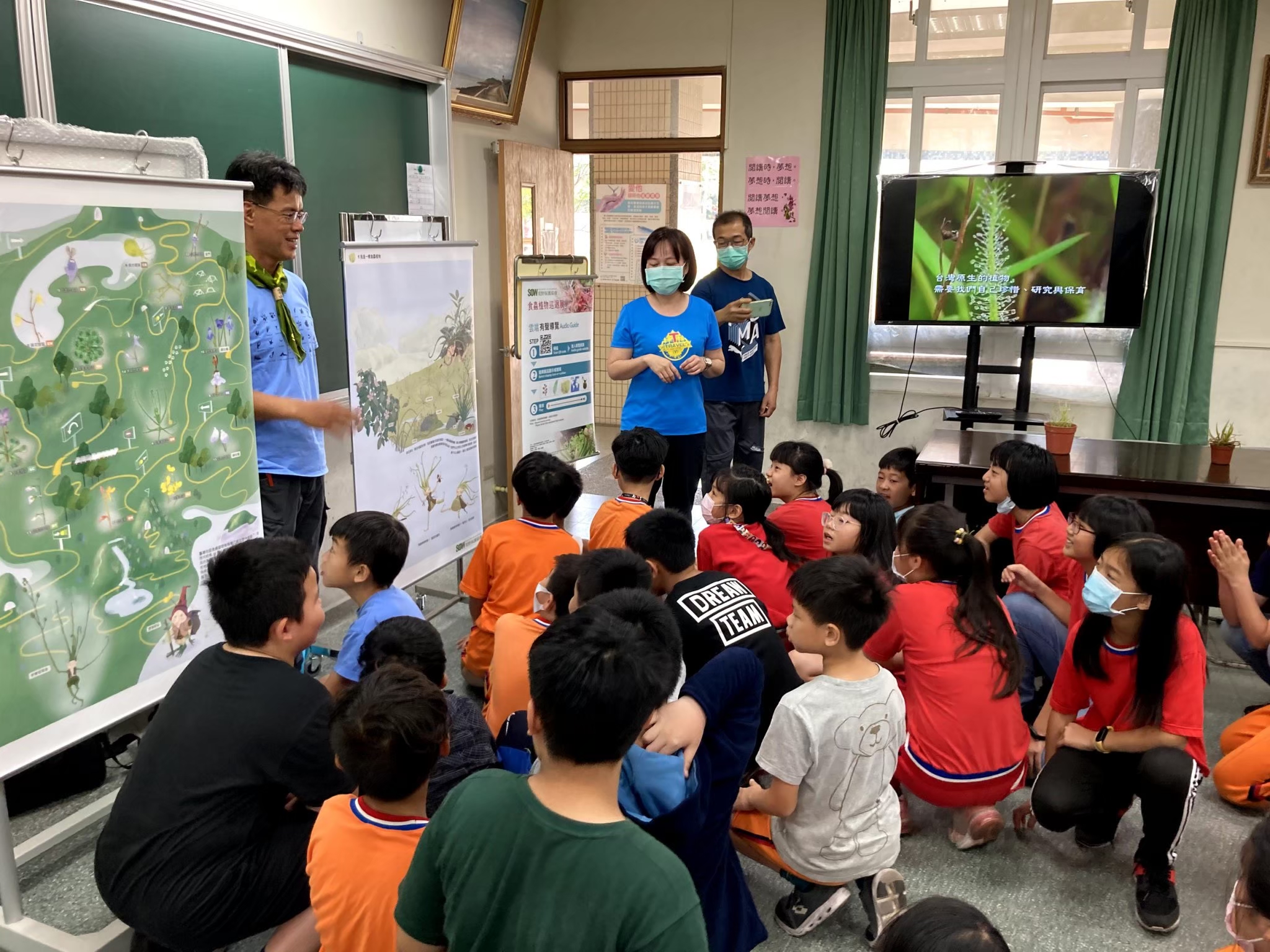 導覽志工在中興國小介紹食蟲植物