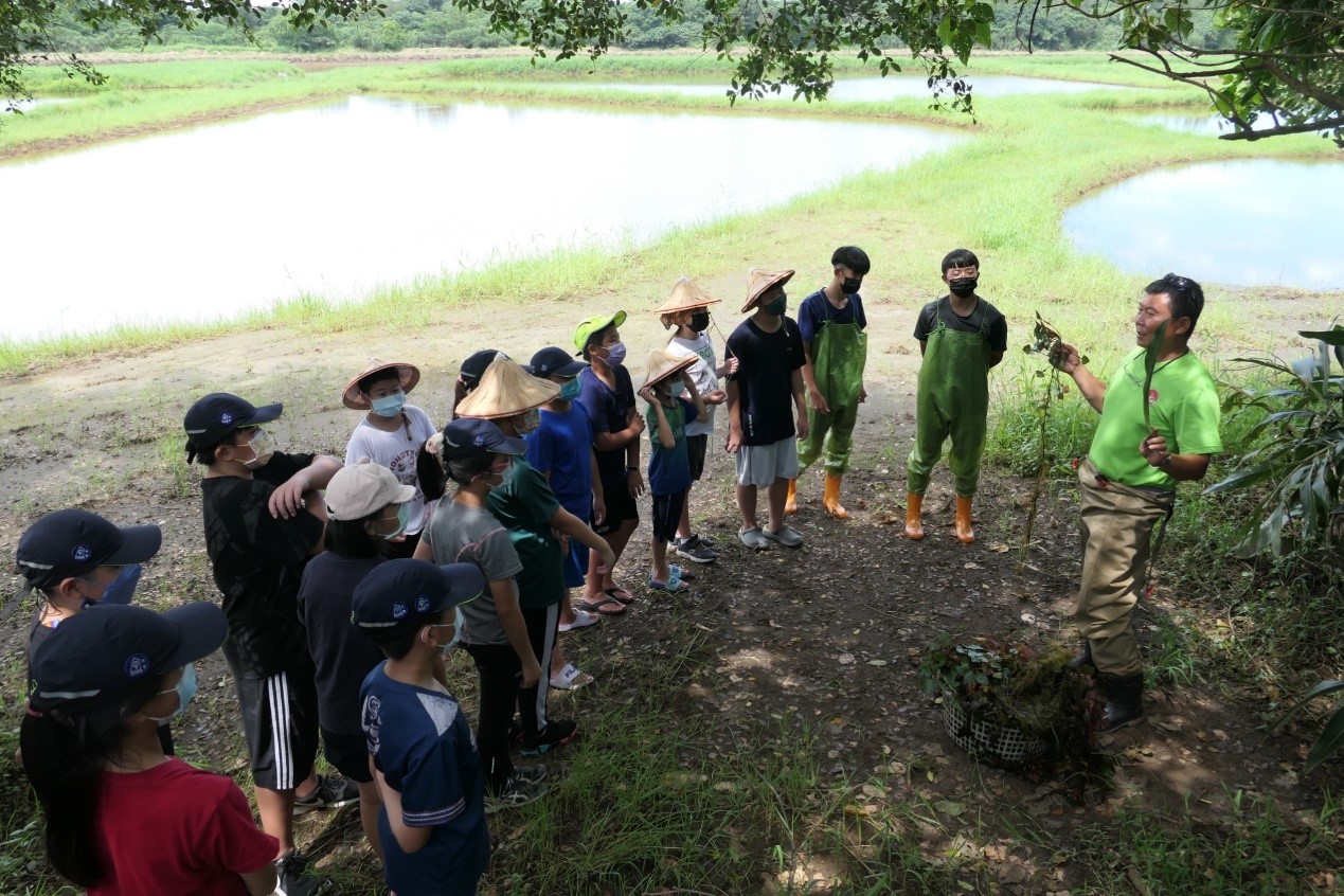 Students from Yue Ming Elementary and Junior High School in Yilan participating in wetland environmental education activ...